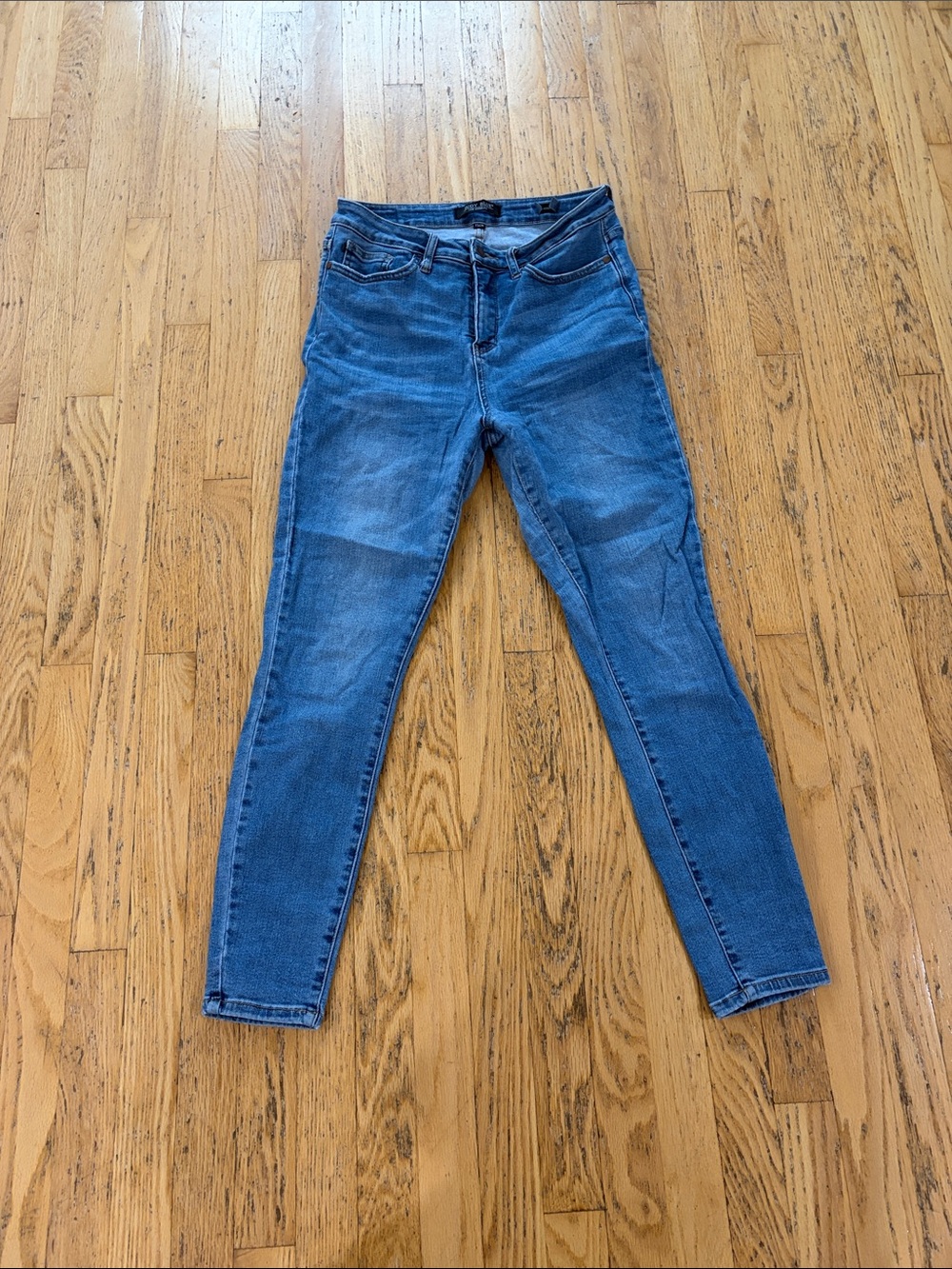 Judy Blue Mid-Rise Skinny Jeans in Medium Blue Wash